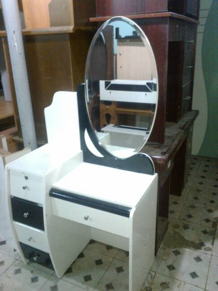 Thanh Lý Bàn Trang Điểm Trắng Đen Giá Rẻ